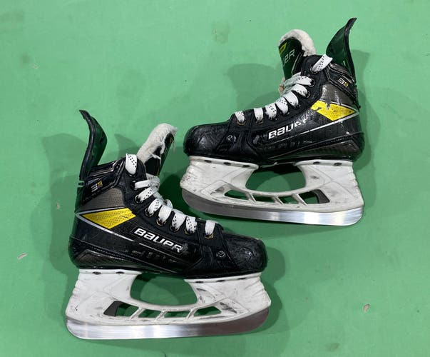 Junior Bauer Supreme 3S Pro Hockey Skates Regular Width Size 1.5 (Used)