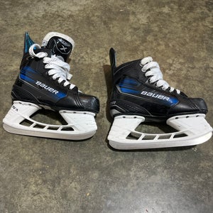 Black/Navy Bauer X Hockey Skates Wide Width Size 2.5 (Used)