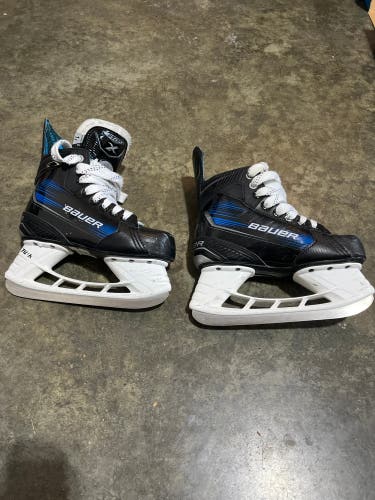 Black/Navy Bauer X Hockey Skates Wide Width Size 2.5 (Used)