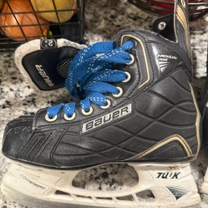 Black 2012 Bauer Nexus 400 Hockey Skates Regular Width Size 2.5 (Used)