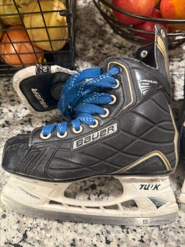 Black 2012 Bauer Nexus 400 Hockey Skates Regular Width Size 2.5 (Used)