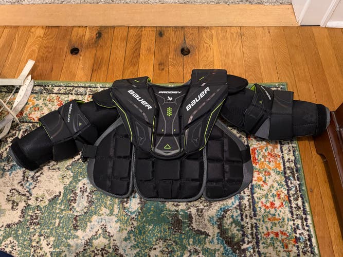 Large/Extra Large Bauer Prodigy Goalie Chest Protector (Used)