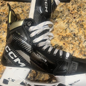 2022 CCM AS-V Pro Hockey Skates Regular Width 8.5 (New) *STEEL INCLUDED*