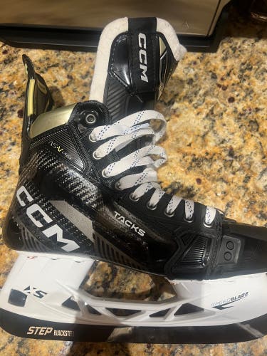 2022 CCM AS-V Pro Hockey Skates Regular Width 8.5 (New) *STEEL INCLUDED*