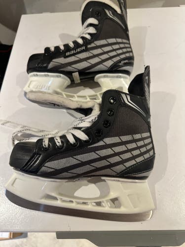 Black/Gray 1995 Bauer Lil Champ Hockey Skates Size 3 (Used)