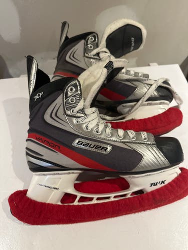 Black/Gray 2011 Bauer Vapor X1.0 Hockey Skates Regular Width 11.5 (Used)