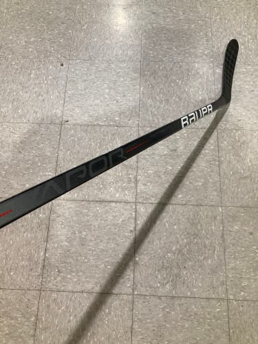 Intermediate Bauer Vapor Hyperlite Hockey Stick | LH P28
