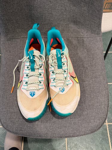 White Men's Size M 12.0 (W 13.0) Nike Low Top Turf Cleats (Used)