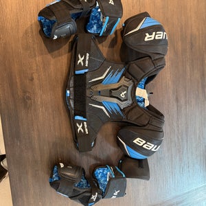 Large Intermediate Bauer X Shoulder Pads (Used)