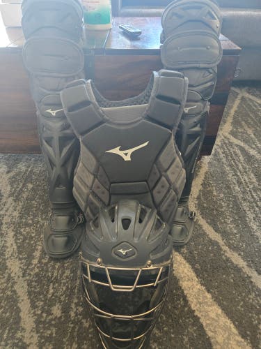 Black/Gray Mizuno Samurai Catcher's Set (Used)