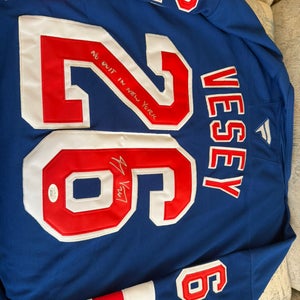 FORMER NYR #26 JIMMY VESEY SIGNED JERSEY WITH "NO QUIT IN NEW YORK" INSCRIPTION - JSA AUTHENTICATION