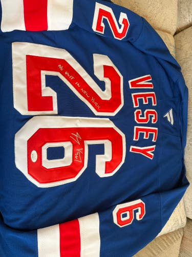FORMER NYR #26 JIMMY VESEY SIGNED JERSEY WITH "NO QUIT IN NEW YORK" INSCRIPTION - JSA AUTHENTICATION