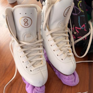 Risport Figure Skates B Junior 2 (Used)