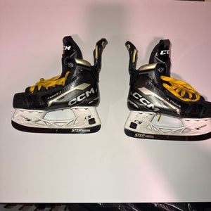 Black 2022 CCM AS-V Hockey Skates Regular Width Size 1 (Used)