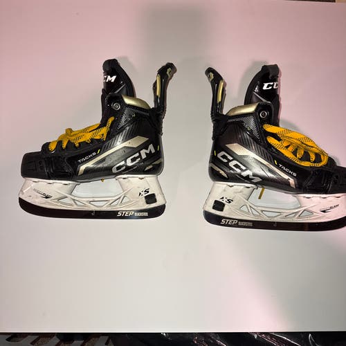 Black 2022 CCM AS-V Hockey Skates Regular Width Size 1 (Used)