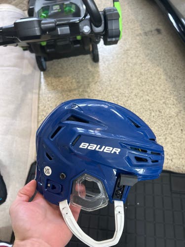 Medium Bauer Re-Akt 150 Helmet (Used)