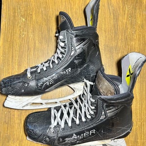 Black Bauer Vapor Hyperlite 2 Hockey Skates Regular Width Pro Stock 11.5 288mm