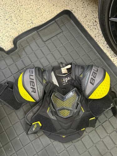 Men's Medium Senior Bauer Supreme Ultrasonic Shoulder Pads (Used)