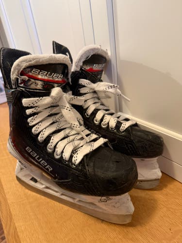 2025 Bauer Vapor Fly40 Hockey Skates Regular Width Size 3 (Used)