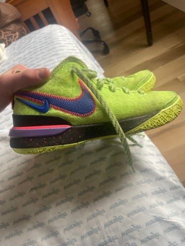 Men's Size M 9.0 (W 10.0) Nike Nike lebron 20 Shoes (Used)