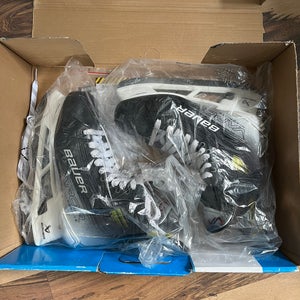 2023 Bauer Vapor Hyperlite 2 Hockey Skates Extra Wide Width 8 (Used)