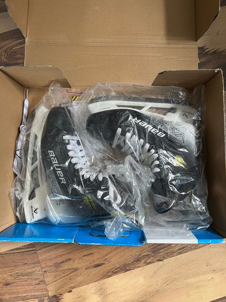 2023 Bauer Vapor Hyperlite 2 Hockey Skates Extra Wide Width 8 (Used)
