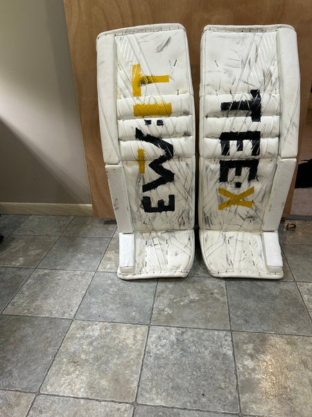 34" CCM Extreme Flex 4 Goalie Leg Pads Pro Stock (Used)