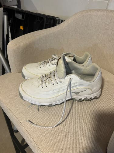 Mizuno Women's Size 9.5 Top Molded Cleats (new)