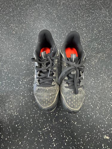 Used Under Armour LEADOFF BB/SB Cleats Black Junior 04.5 11849-S000037153