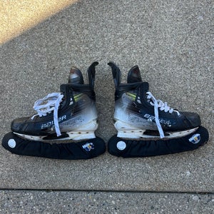 Black 2024 Bauer Vapor Hyperlite 2 Hockey Skates Regular Width 7 (Used)