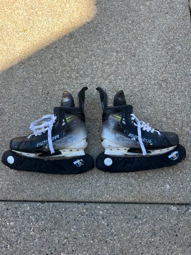 Black 2024 Bauer Vapor Hyperlite 2 Hockey Skates Regular Width 7 (Used)