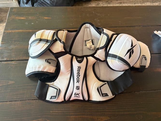 Medium/Large Senior Reebok 6K Shoulder Pads (Used)