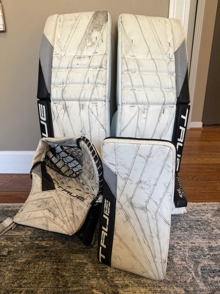 34" 2024 True Catalyst 7X3 Goalie Leg Pads (Used) - Entire Set with Matching Glove and Blocker