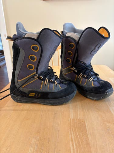 Men's Size 10.0 (W 11.0) Burton Freestyle Snowboard Boots