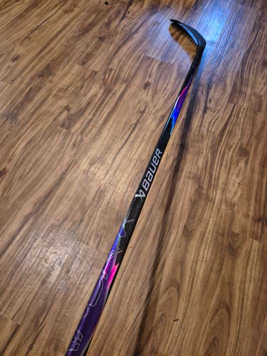Senior Bauer Vapor Flylite Right Handed Hockey Stick P28 70 Flex (New)