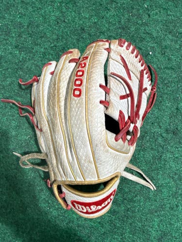 White Wilson A2000 KS7 RH Pitcher's Softball Glove 12" (Used)