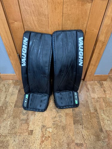 28" Vaughn SLR3 Pro Carbon Goalie Leg Pads (Used)