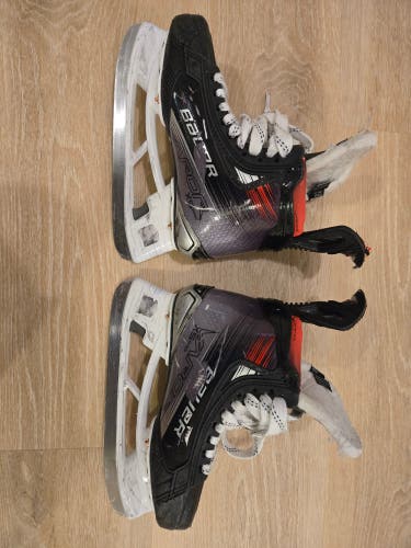 Black 2025 Bauer Vapor 5x Pro Hockey Skates Size 4 (Used)