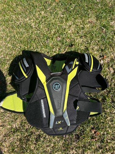 Men's Medium Senior Warrior ALPHA LX 30 Shoulder Pads (Used)