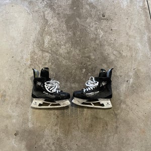 Black 2023 Bauer Vapor Hyperlite 2 Hockey Skates Regular Width Pro Stock 9.5 (Used)