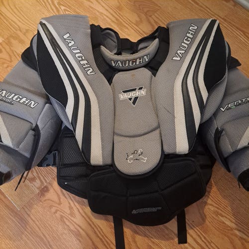 Medium Vaughn Ventus SLR Pro Carbon Goalie Chest Protector (Used)