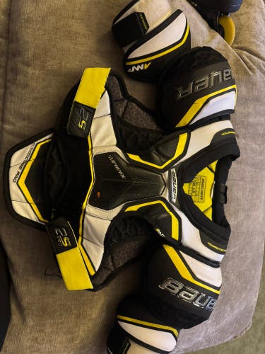 Large Junior Bauer Supreme 2S Pro Shoulder Pads (Used)