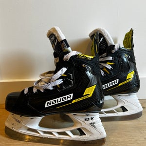 Black 2022 Bauer Supreme M4 Hockey Skates Extra Wide Width Size 2.5 (Used)