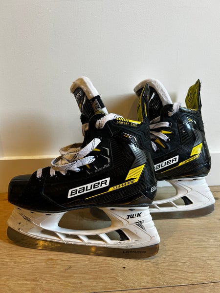 Black 2022 Bauer Supreme M4 Hockey Skates Extra Wide Width Size 2.5 (Used)