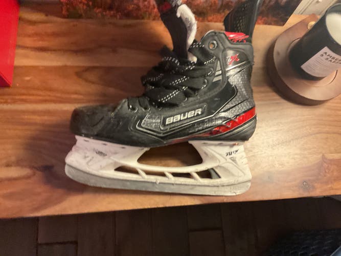 Black 2019 Bauer Vapor 2X Hockey Skates Regular Width 6.5 (Used)