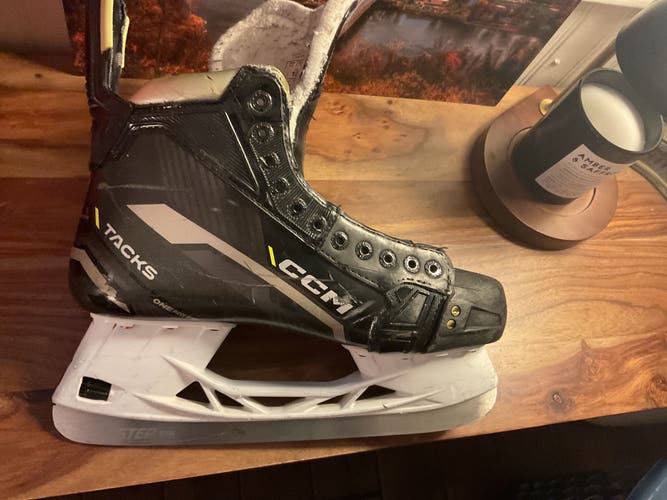 Blue CCM AS-580 Hockey Skates Regular Width 10 (Used)