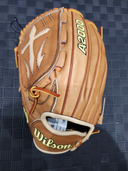 Wilson RH Pitcher's A2000 Baseball Glove 12" (New)