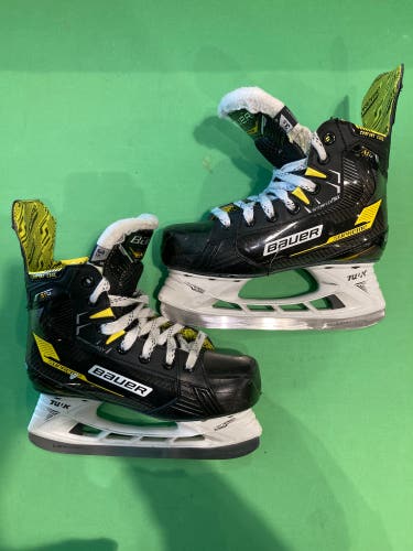 Junior Bauer Supreme M4 Hockey Skates | Size 3.5