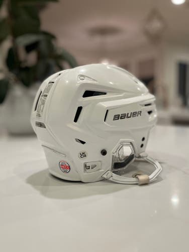 Large Bauer Re-Akt 150 Helmet (New)