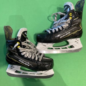 Intermediate Bauer Ignite Pro Hockey Skates | Size 4.5